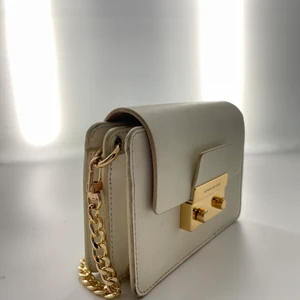 Karen Millen mini handbag  - Söt vit liten väska. Ett fack och liten innepocket. Kommer med kort eller längre kedja 🤍 är i okej skicka använd endast några gånger 
