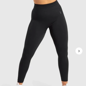 Gymshark  - Helt nya gymshark tights. Har andvände dem endast 1 gång. Tightsen är i st XS. Säljer dessa pga har liknande så är inte i behov av 2st. Har köpt dem för 599kr. Dem är semless och sitter super skönt. 