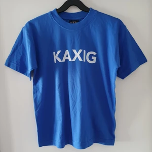 T-shirt kaxig - Vintage t-shirt i storlek 140, dock stor i storleken och passar även som ca storkek XS/S. Fraktkostnad blir 51kr.