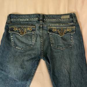 pisscoola lowrise bootcut jeans med coola fickor. midja: 80cm innerbenslängden: 74cm
