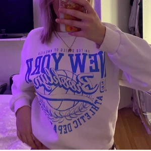 Jätteskön tröja från Gina🤩🤩 - Säljer asskön tröja från Gina för 100kr! Inte alls mycket använd o jätte mjuk inuti!🤩🤩 den är i strl S men sitter precis som en XS då jag har det i storlek!