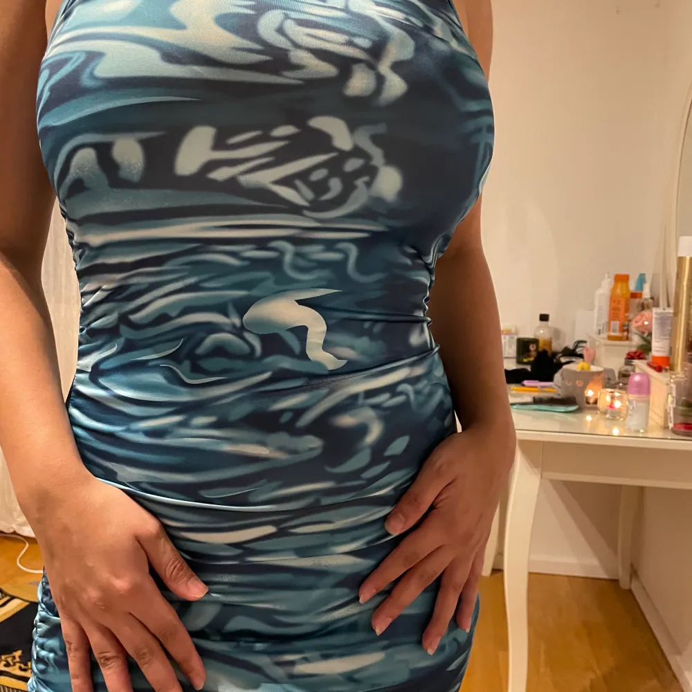 Havsblå klänning, supersöt och kommer lite över mina knän (jag är 170). Har använt den en gång. Klänningar.