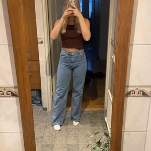 Zara Jeans Blåa - Jätte fina zara jeans i storlek 36! Känns som helt nya, inga hål eller något jätte bra skick!!💘😍 går inte att få tag på i Buktik. Jag är 171 och dom är långa i benen😍