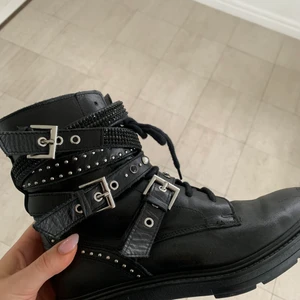Boots från Zara - Coola boots från zara med silver detaljer! Använda max 3 gånger, så de är så gott som nya!💕 Stl 39