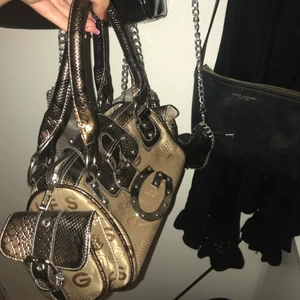 Guess väska  - Intressekoll på min Guess väska, som inte kommer till användning tyvärr 💓 buda eller köp direkt för 400