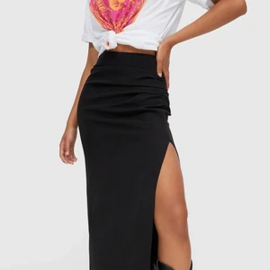 Kjol med hög slits  - Svart, hög slits. Finns fortfarande att köpa på Zalandos hemsida, aldrig använd, säljer för halva priset.