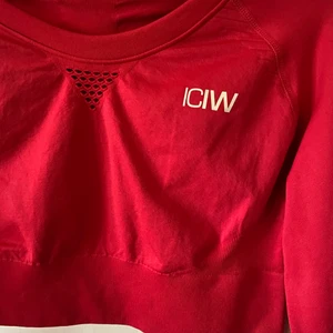 HELT NY ICIW träningströja - Säljer en röd helt OANVÄND  I CAN I WILL långärmad tröja I STORLEK Large , passar Small och Mediym lika bra då den är liten i storlek 