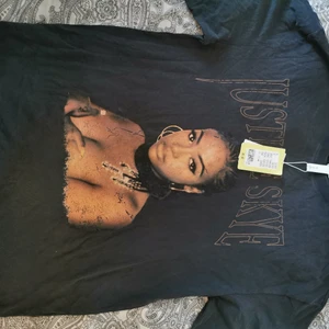 Oversize T-shirt - Oanvänd t-shirt från HM. Storlek M men väldigt oversize. 