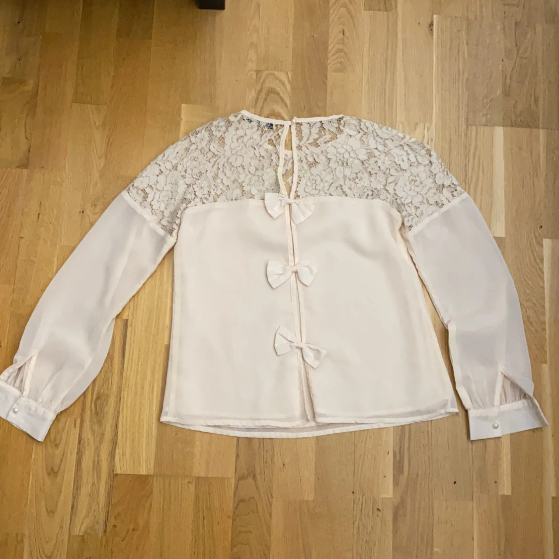 En ljusrosa blus, storlek 36 - 90