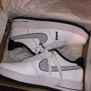 Nike Air Force 1 - Säljer mina sprillans nya air force 1 på grund av att de är för stora. Skriv vid intresse eller frågor🥰