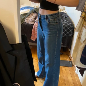 Blåa Jeans Monki - Jeans från monki i storlek 27(s)