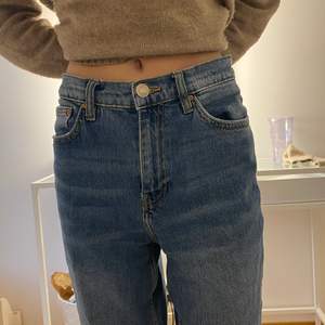 Jag köpte dessa sjukt snygga jeans från mango för 349 kr, knappt använda då de är för små för mig! (Inte jag på bilden utan min kompis)❤️