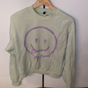 Tröja med tryck  - Tröja med tryck framtill och den är i fint skick, knappt använd 