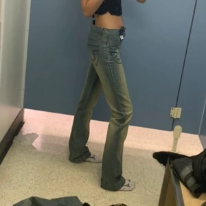Jeans  - Lågmidjade jeans storlek 34, köpta utomlands men är tyvärr för små för mig nu:( de har en ”vintage” tvätt