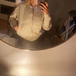 Beige bombarjacka - Beige (tunn) bomberjacka med dragkedja. Från Lager157. Gott skick. Storlek S. Unisex.
