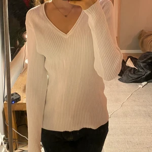 vit tröja - fin tröja med fint material. sitter snyggt och passar till mycket. 