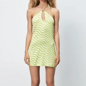 Zara satin klänning - Klänning från zara använd 1 gång.