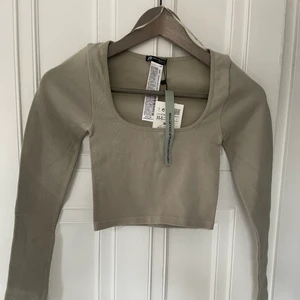 Grå/grön topp - Nyskick, tajt kort tröja med lång ärm. 