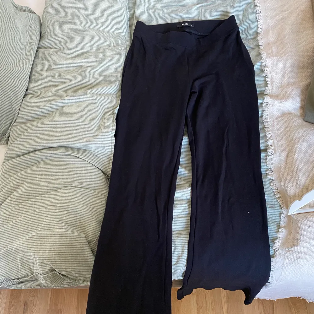 Svarta utsvängda byxor från Bikbok, vanligt tights tyg. Storlek M, använda då gånger så bra kvalitet. Säljer till första som skriver. ( 100kr+frakt). ( Skriv vid fler bilder) . Jeans & Byxor.