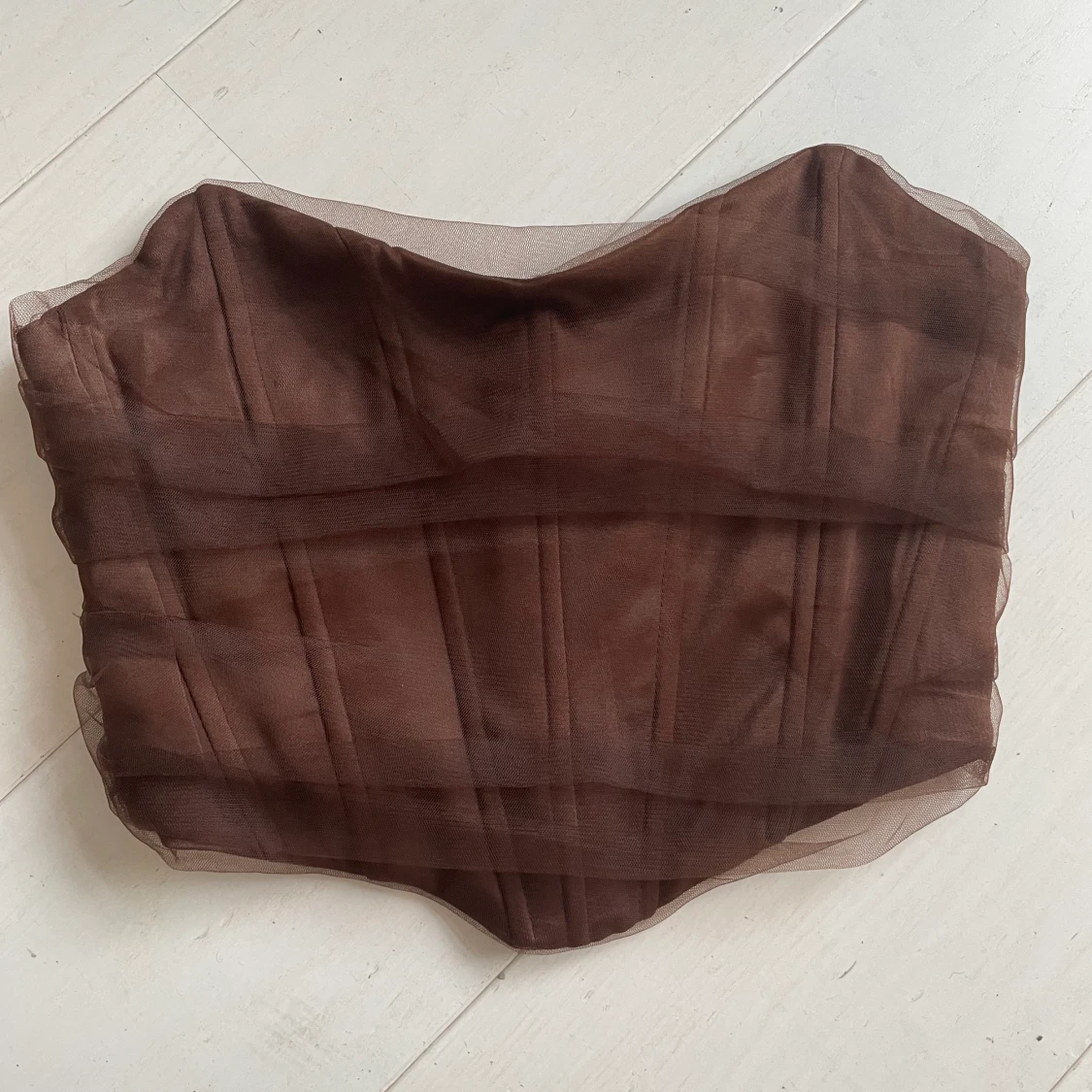 Brun topp, sammet och tyll.  - 90