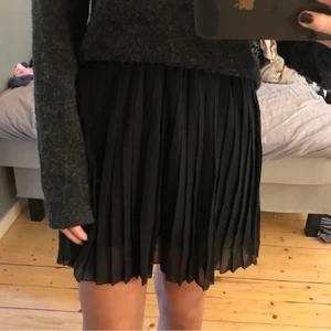 Kjol - Jättefin svart knappt använd kjol💕har klippt bort lappen men skulle säga att den passar en xxs-s💕köparen står för frakten