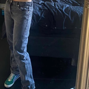 Jeans - Perfekta gråa/svarta jeans från Arket, w28. Är 1,66 cm lång men har korta ben!