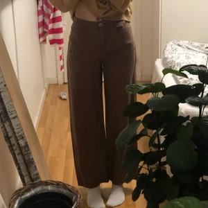Linnebyxor typ - bruna vida byxor i linne material. har ett litet hål (?) i midjan (se sista bilden) inget jag själv brukar tänka på. lite korta för min smak som är 177cm, innerbenslängden är ca 75cm