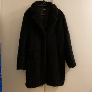 Höst/vår jacka  - Svart fin jacka som går till knäna 