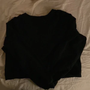 Croppad sweatshirt  - Svart cropad sweatshirt. Använd ca 10 gånger. Köparen står för frakt 