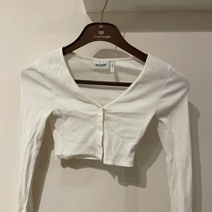 Vit topp - Vit topp från weekday, väldigt kort i modellen