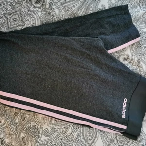 Adidas tights  - Mörkgrå tights med rosa ränder. Fint skick. 