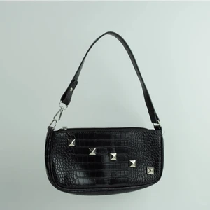 Astro💫 by M.E.J UF - Liten väska med ett tiotal nitar i silver. Perfekt till vardags och rymmer det nödvändiga. 170kr + frakt, vid flera intresserade sker budgivning.