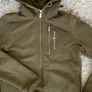 Sail Racing zip hoodie  - Sail Racing zip hoodie Storlek 160 Bara öppnad och testad en gång men annars helt nyskick. Inga hål eller fel på den. Skriv pm för frågor eller så :)