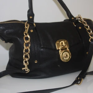 Väska Mk - Äkta Mk väska.  Köpt i USA. Lite äldre unik model. Flera fack inne.  Välskött,  impregnerat och saparsamt använd.  Äkta fin läder med fina detaljer.  Fler bilder finns. 