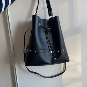 Väska zara nitar - Så snygg väska från zara! Tror ej denna finns att köpa längre. Använd 3-4 ggr. Buda!