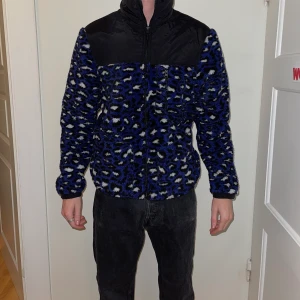 Fleece jacka - Snygg jacka från Asos, flis undertill och windbreaker material på övre delen. Supermysig och varm, perfekt inför vintern. Storlek M. Buda i kommentarerna
