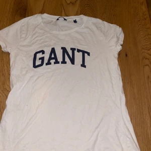 Gant  - Hej🤍 säljer denna fina gant t shirt då jag inte använder den alls. Den är som i nyskick strl S. 150kr❣️