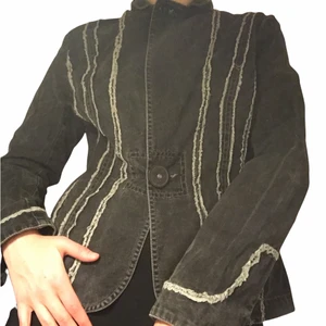 Kavaj med shreds - Cool kavaj från jacqueline riu i jeanstyg. Köpt på depop, supersnygg och inne hehe 🐇 frakt tillkommer