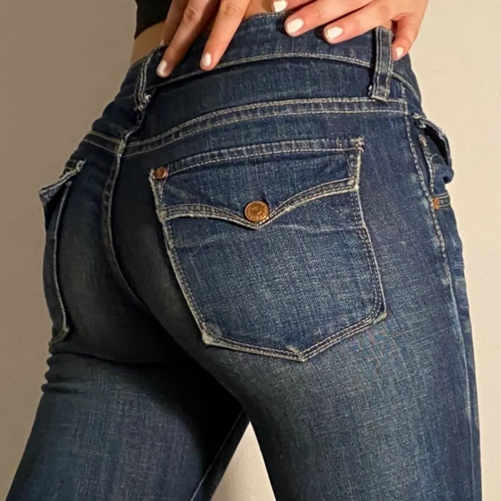Säljer mina snygga second hand jeans då de inte kommer till användning längre💕 har använt några gånger men är fortfarande i bra skick. Jeans & Byxor.