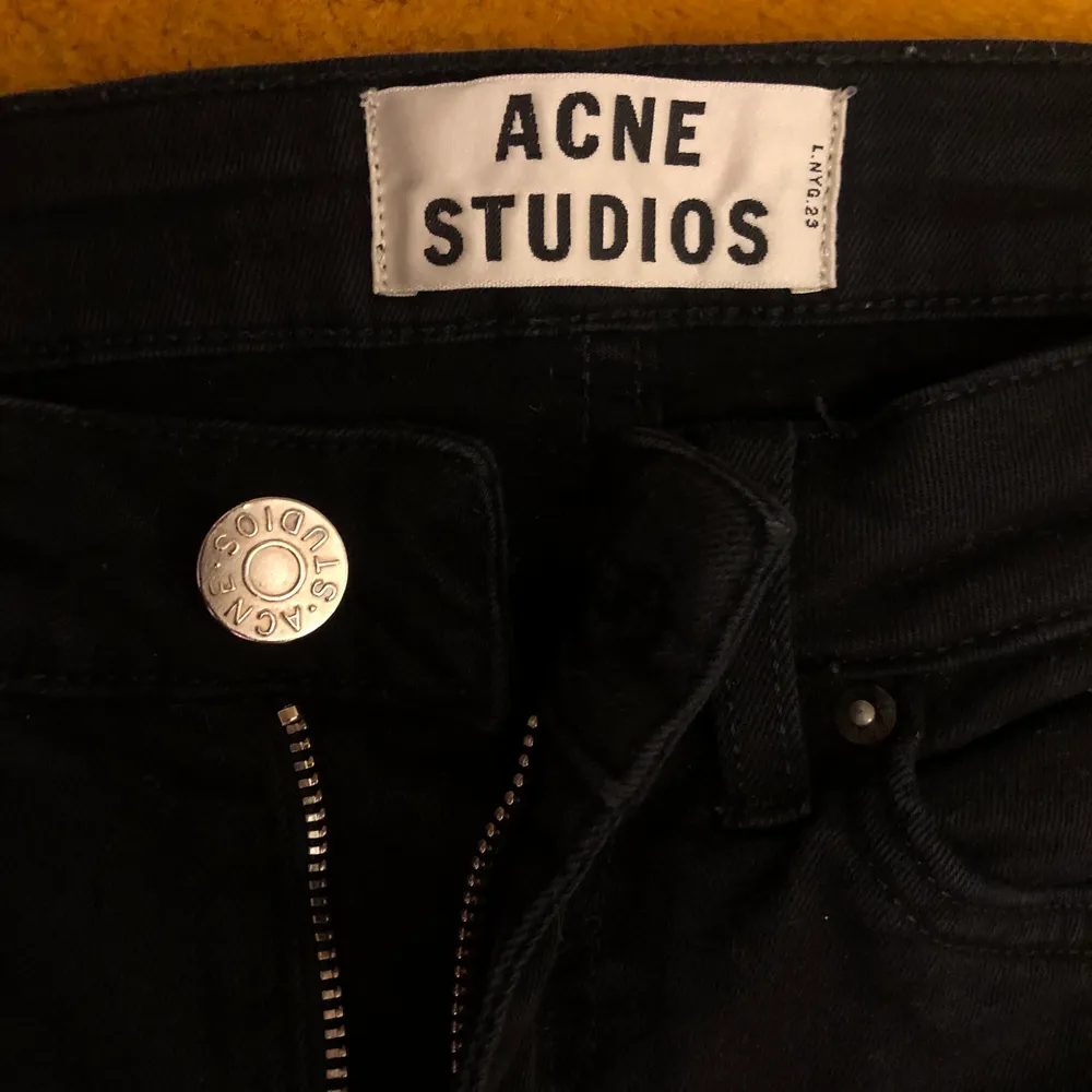 Svarta slim jeans från Acne stl 23/32. Använda och tvättade men hela och väldigt fin passform. 200:- eller bud!. Jeans & Byxor.