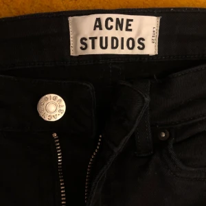 Acne jeans 23/32 - Svarta slim jeans från Acne stl 23/32. Använda och tvättade men hela och väldigt fin passform. 200:- eller bud!