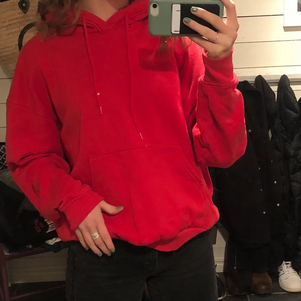 Säljer denna röda hoodie då den inte kommer till användning. Använd ett fåtal gånger och har inga defekter❤️ Passformen är oversized:)                                                                Nypris: 299kr.                                                       Köparen står för frakten!📦. Hoodies.