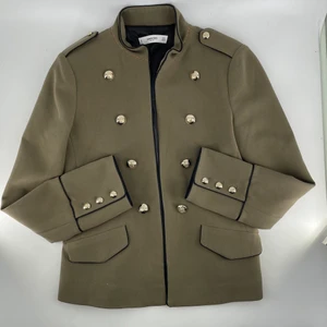 Khaki Blazer  - Använd en gång! Skitsnygg kavaj med gulddetaljer passar till klänning kjol byxor det mesta 💚 skriv till mig ang prisfrakt , kan förhandlas 🤎🧥