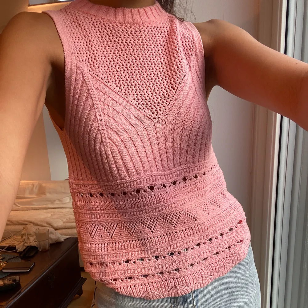 Zara rosa stickad topp i stl M. Superfint stickad & superfin att ha över en vanlig vit skjorta eller bara för sig under sommaren! Använt hänsynsfullt 🥰 Bjuder på frakten!. Stickat.