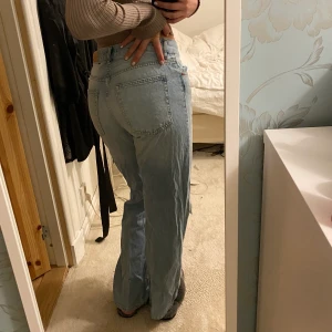 Jeans - Säljer mina snygga jeans från junkyard som inte kommit till användning så mycket! De är lite stora i midjan på mig därför har jag satt dit en extra knapp i midjans som ni kan se på första bilden! Ursprungspris 599kr - säljer för 450kr men priset kan disskuteras! Jag är 170 o de sitter bra på mig! Hör av dig om du har någon fråga eller vill se tydligare bilder🥰