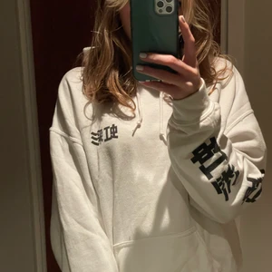 Huddy  - Luvtröja från Urban outfitters inte använd många gånger pga att jag har liknande frakt läggs till pris kan diskuteras kan även mötas upp. 