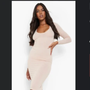 Midi klänning - Midoklänning från boohoo, första bilden är korrekt färg, men den ser mer rosa ut i verkligheten. Aldrig använd