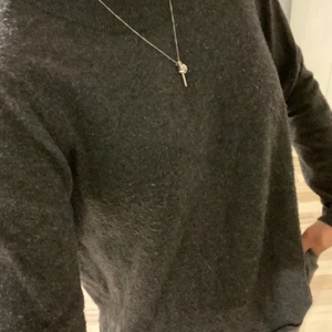 Stickad tröja - Mörkgrå finstickad tröja från ginatricot. Nopprig på vissa ställen, men fortfarande bra skick