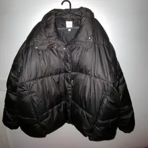 En fin, nästan helt ny puffer jacket från HM, ordinarie priset var 400kr. Vill sälja detta pga att den är för stor för mig. 
