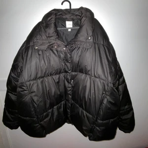 Puffer jacket  - En fin, nästan helt ny puffer jacket från HM, ordinarie priset var 400kr. Vill sälja detta pga att den är för stor för mig. 